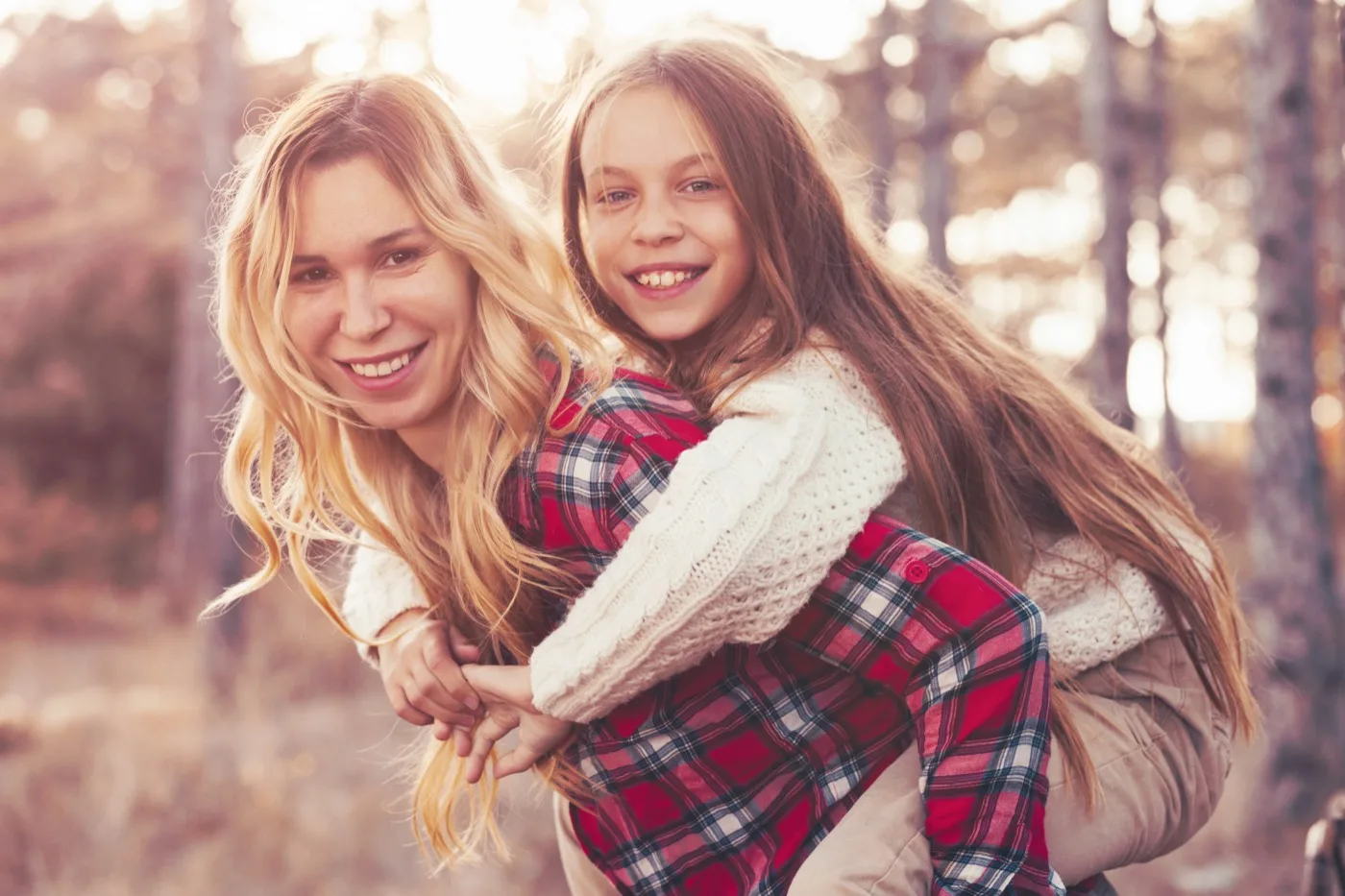 Мама і дочка-підліток усміхаються разом